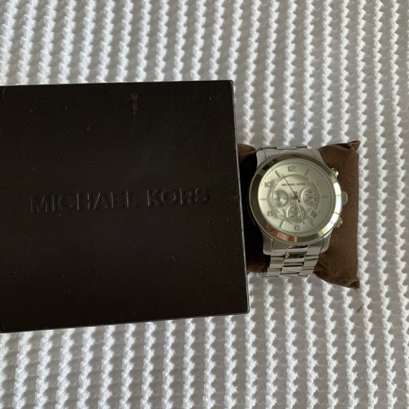 Michael Kors oversized boyfriend watch - Picture 2 of 4